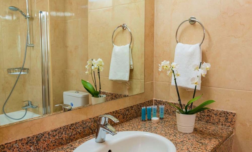 Image 6: ✈ CYPR | Pafos - Ascos Coral Beach Hotel 4* - Odkryty basen