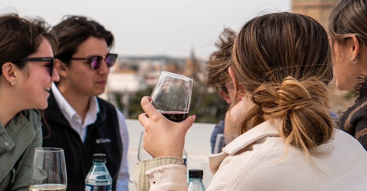 Experiencia de vino en una azotea de Sevilla