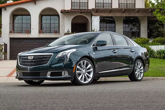 Ft. Lauderdale Airport to Ft. Lauderdale Hotel in a Luxury Sedan - Primary Image