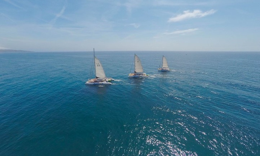 Image 4: Recorrido de fiesta en catamarán para jóvenes