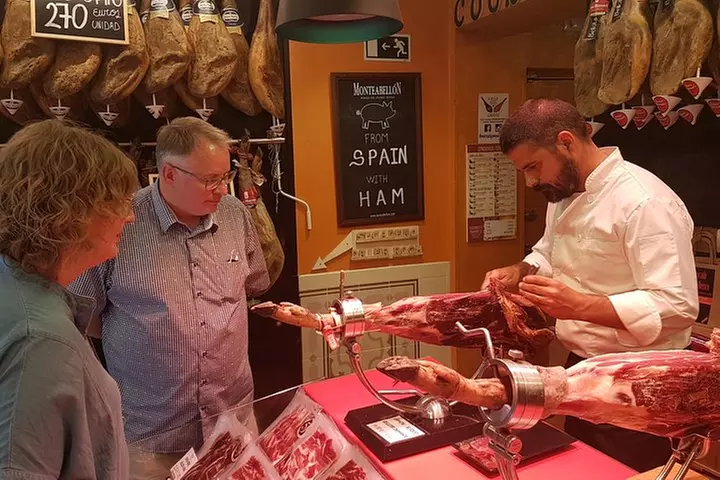 Tour en grupo pequeño de jamón ibérico y vino en Madrid