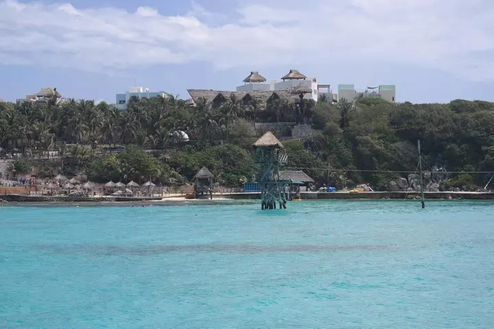 Top Sailing to Isla Mujeres with lunch and open bar from Cancun