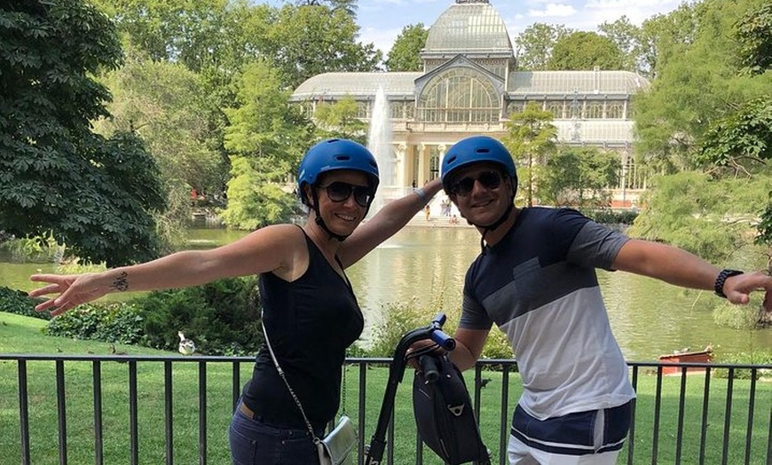 Image 1: Pasea por el famoso Parque del Retiro en Segway