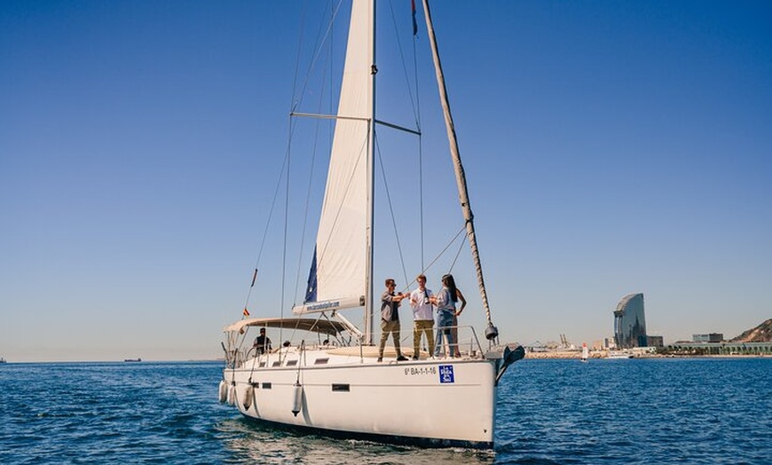 Image 8: Barcelona: Paseo en velero y en bicicleta por el barrio marítimo