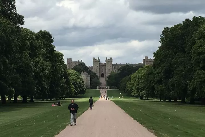 Half Day Tour to Windsor castle By Private Executive Car