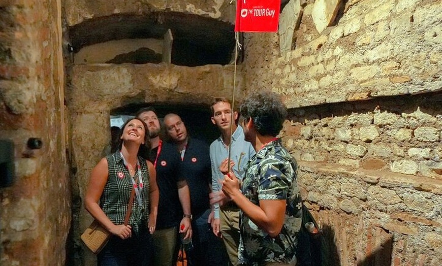 Image 2: Tour per piccoli gruppi delle Catacombe e della cripta dei cappucci...