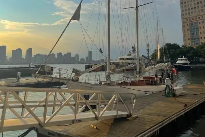 Bubbles and Bites Sail in New York City