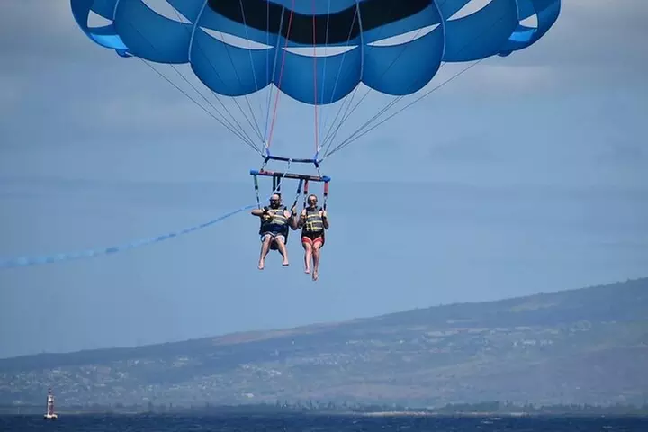 Waikiki: Parasailing in Hawaii