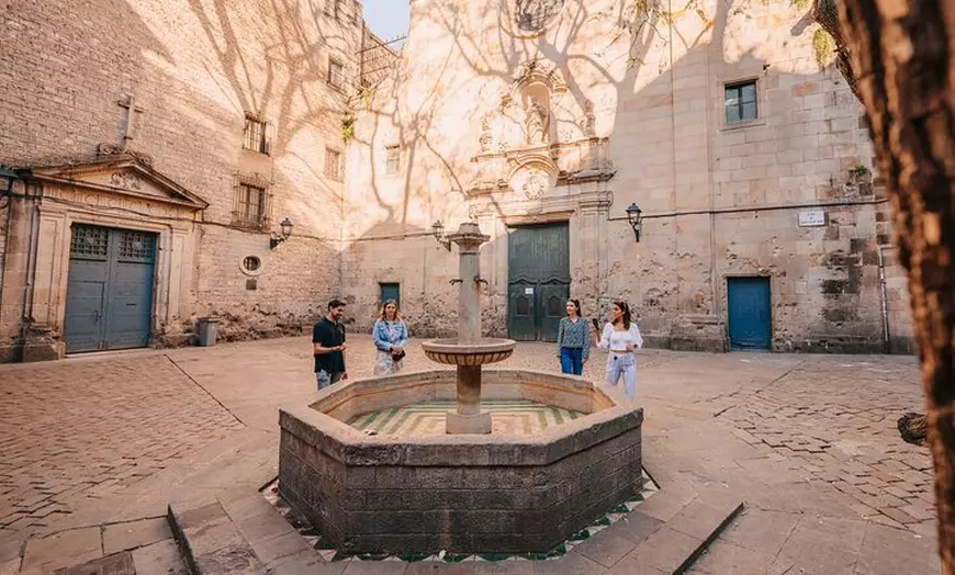Image 11: Tour Barcelona 360 : Tour a pie de vuelo, vela y casco antiguo