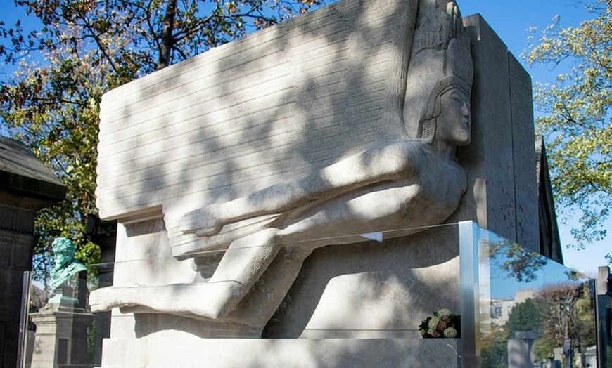 Image 2: Visite du cimetière du Père Lachaise, contes des tombes et crêpes