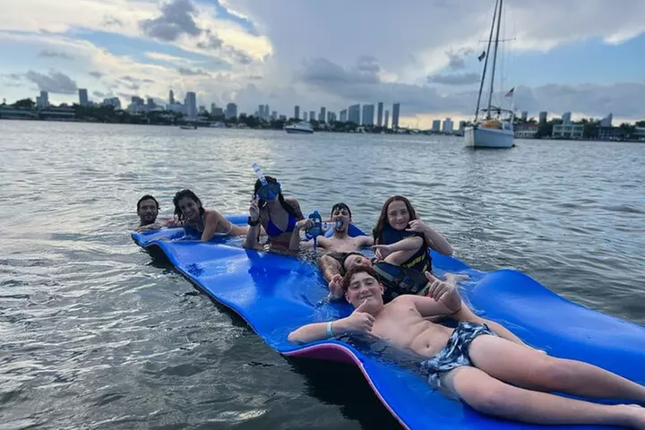 Miami Beach Luxury Yacht Adventure: Explore Stunning Coastline