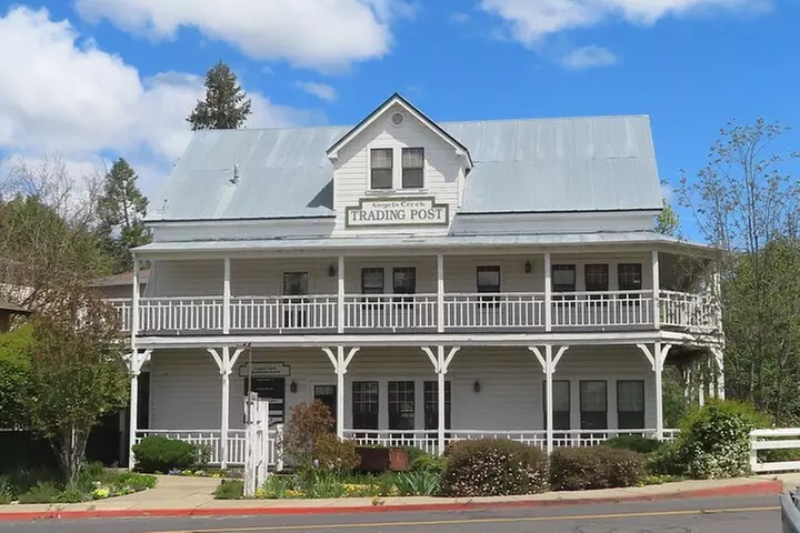 A Highway 49 Drive: A Self-Guided Audio Tour from Jackson to Angels...