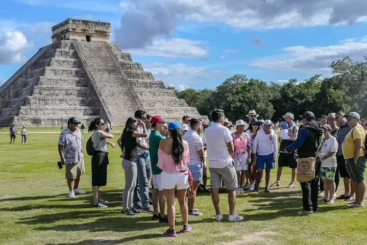 VIP tour to Chichén Itza, Hubiku & Ik Kil. Lunch and transportation...
