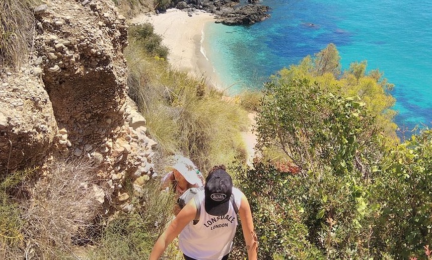 Image 1: Excursión tropical, playa paradisiaca y esnorkel. Grupo pequeño.