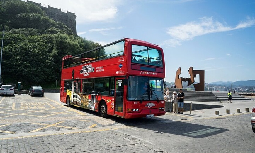 Image 1: Visita turística en autobús turístico por San Sebastián