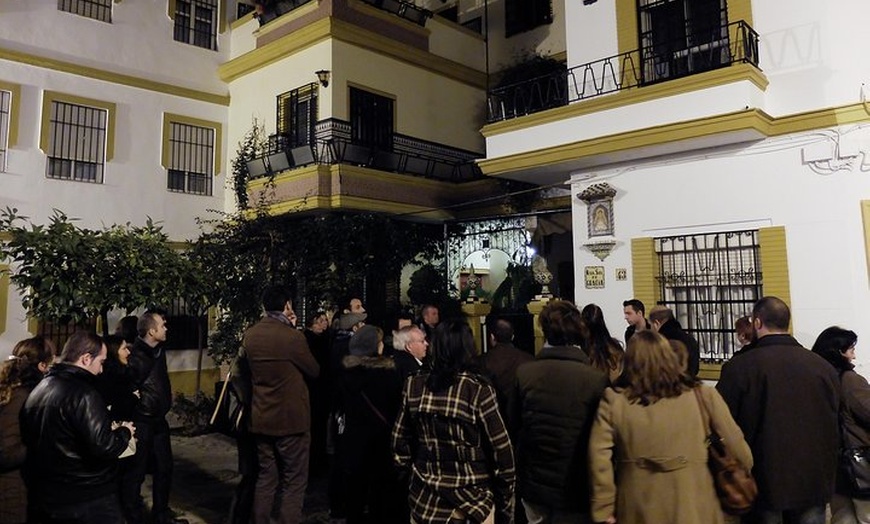 Image 5: Tour histórico nocturno de Sevilla con historia encantada