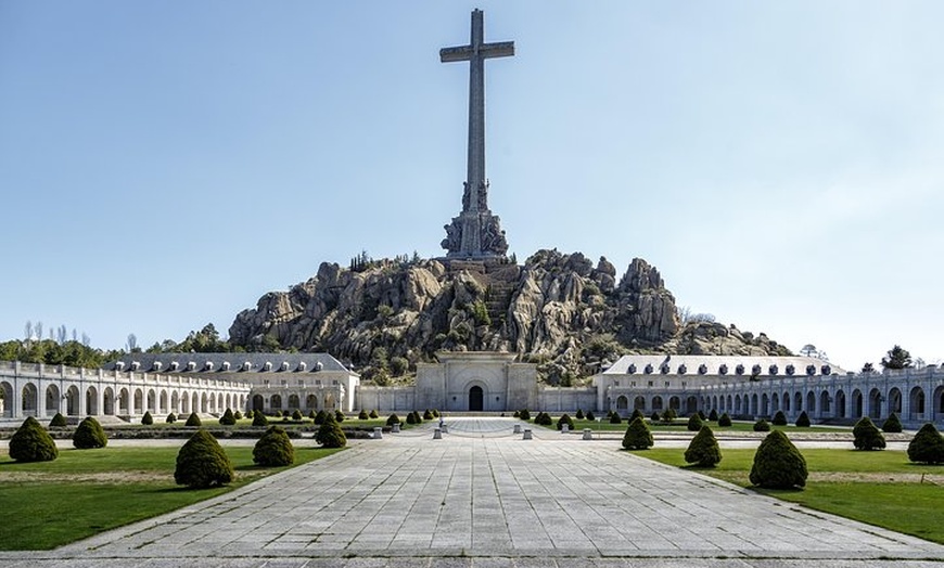 Image 15: Sitios históricos: Escorial, Valle de los Caídos y Segovia con almu...