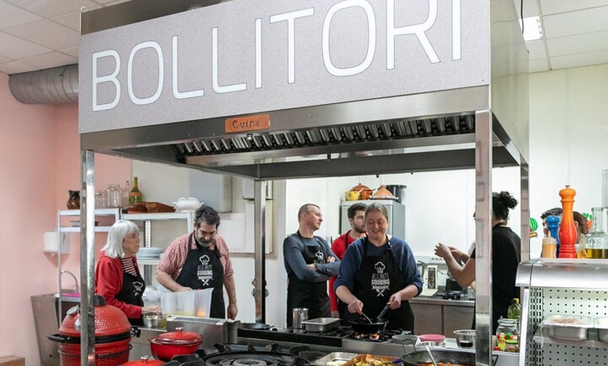 Image 4: Clase de Paella y Sangria con Tapas y Visita al Mercado