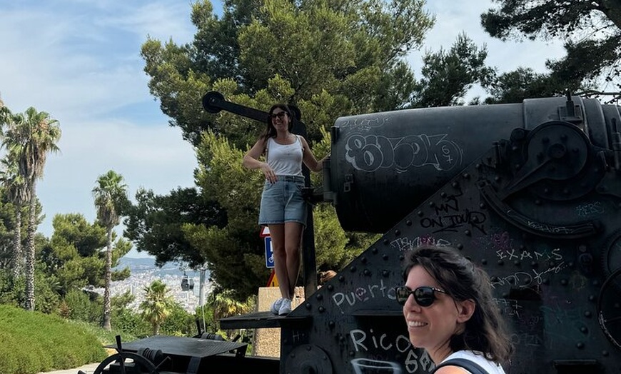 Image 4: Barcelona : Tour mágico de Montjuïc con cata de vinos