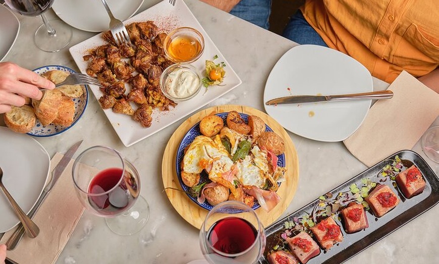 Image 2: De Tapas en Malasaña: tour nocturno de vino y tapas