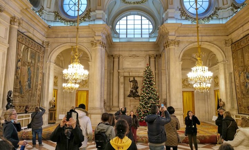 Image 13: Tour al Palacio Real de Madrid : Acceso prioritario con Guía Especi...