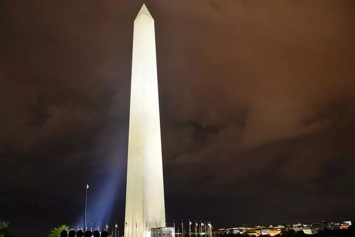 Small Group National Mall Night Tour with 10 Top Attractions
