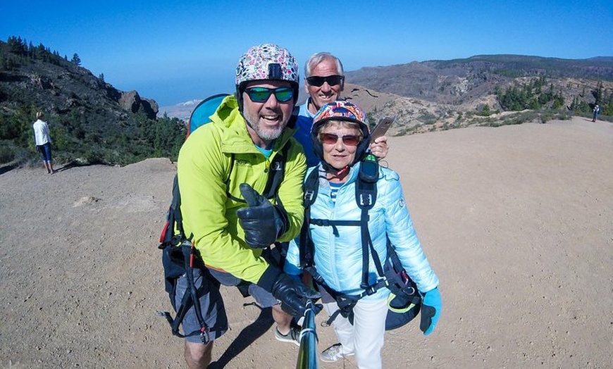 Image 38: Experiencia épica de parapente en Tenerife con el equipo campeón de...