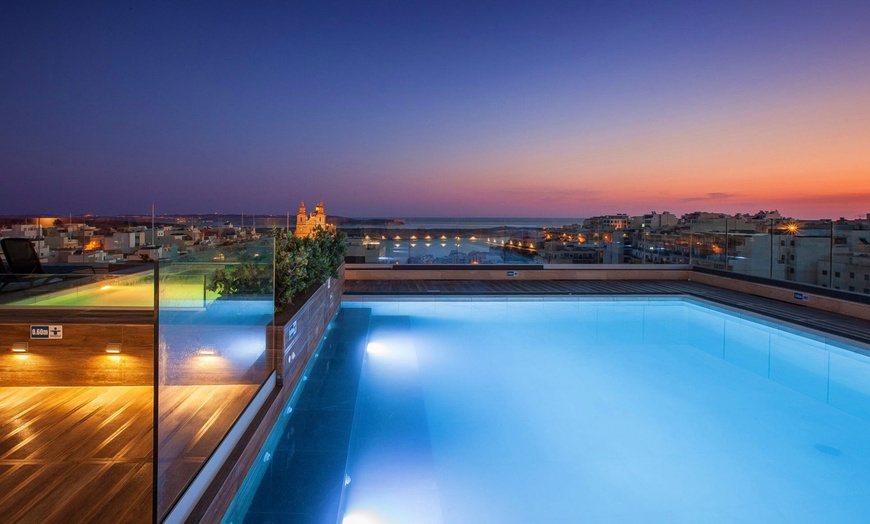 Image 2: ✈ MALTA | Mellieha - Solana Hotel & Spa 4* - Rooftop swimming pool