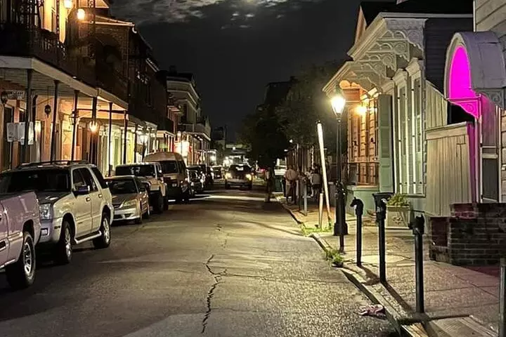 Ghost Tour and Haunted Pub Crawl Party with Free Shot