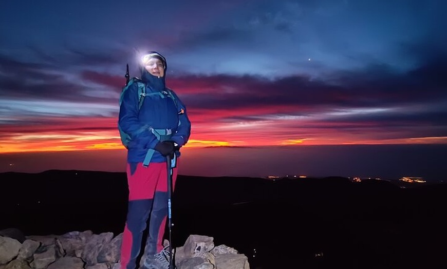 Image 9: Caminata nocturna a la Cumbre del Teide para el amanecer y la sombr...