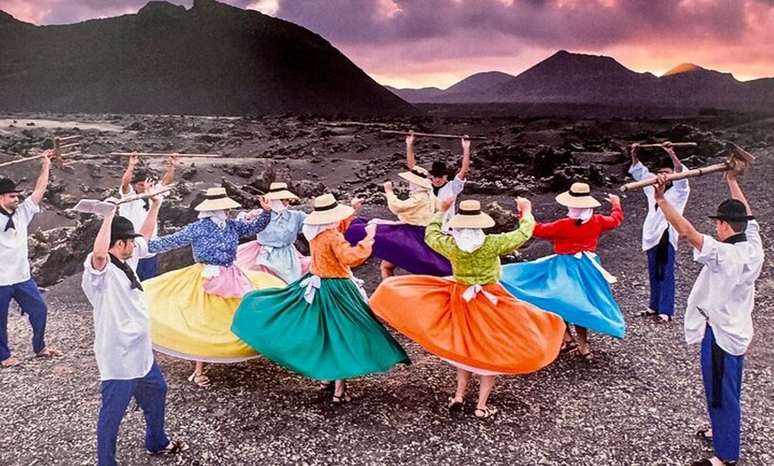 Image 2: Tour gastronómico de vino y volcanes