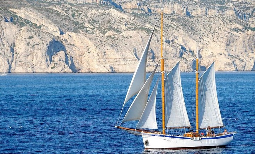 Image 1: Journée voile au cœur des Calanques