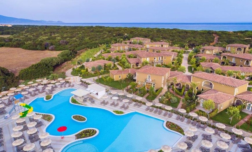 Image 1: ✈ SARDAIGNE | Badesi - Is Serenas Badesi Village 4* - Piscine extér...