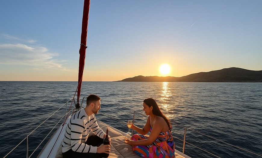 Image 5: Tour privado en velero con aperitivo en Barcelona