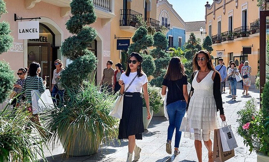 Image 7: Visita privada al pueblo de La Roca con vehículo de lujo desde Barc...