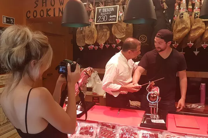 Tour en grupo pequeño de jamón ibérico y vino en Madrid