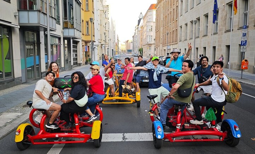 Image 4: Party und Beer Bike Private Sightseeing Tour Berlin mit Abholung