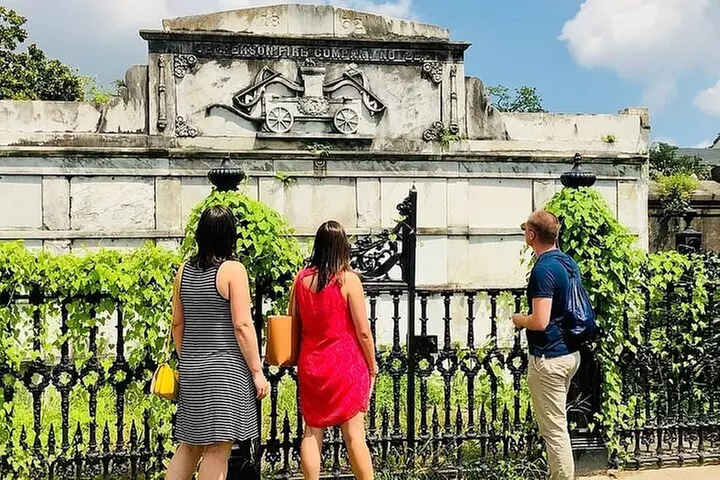 New Orleans City and Cemetery Tour with Garden District Stroll