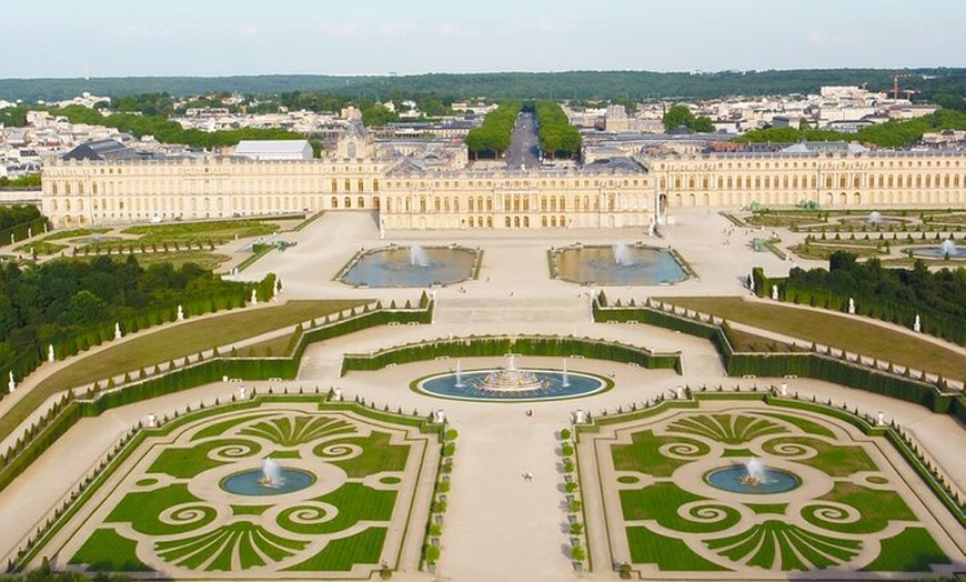 Image 7: Visite guidée en petit groupe du château de Versailles avec accès a...