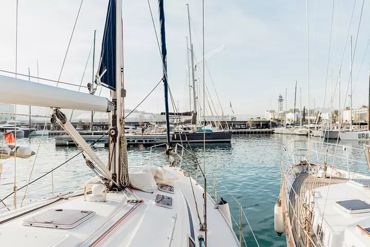 Crucero al atardecer en Barcelona liderado por Young & Local Captain