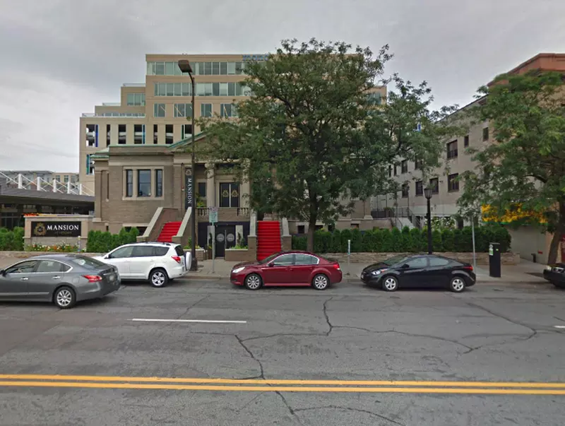 Parking at Reign Night Club - Valet Kiosk