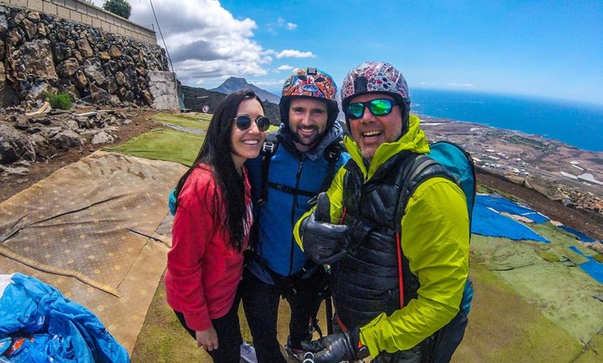 Image 35: Experiencia épica de parapente en Tenerife con el equipo campeón de...