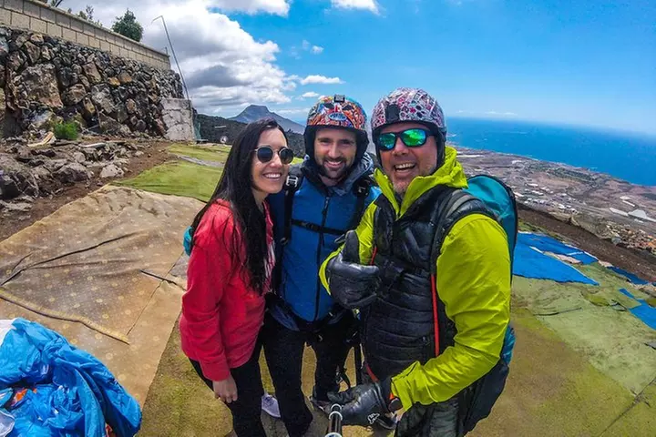 Experiencia épica de parapente en Tenerife con el equipo campeón de...