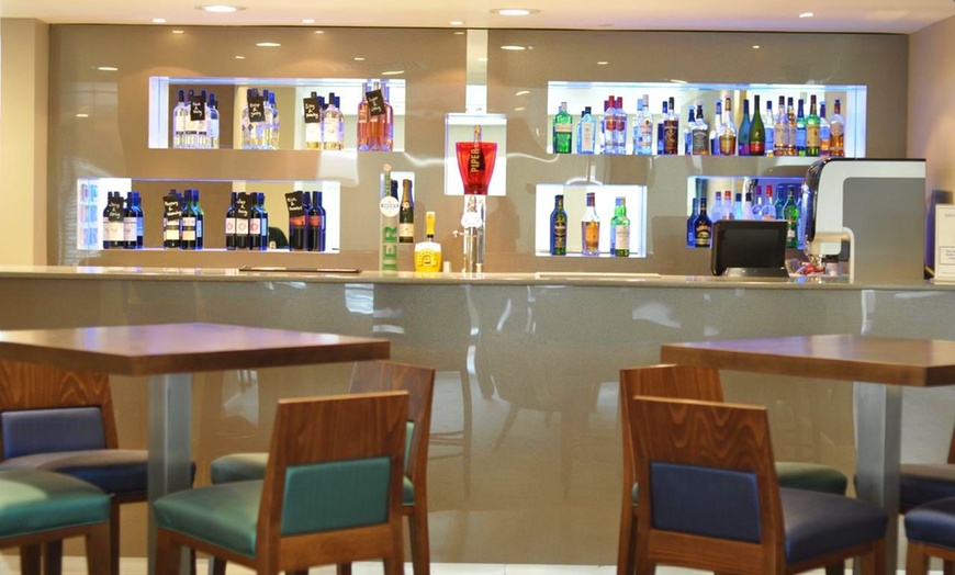 Image 10: ✈ ROYAUME-UNI | Londres - Holiday Inn Express Earls Court & Harry P...