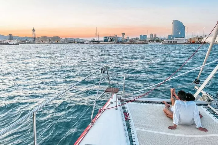 Crucero en catamarán por Barcelona con tapa y bebida incluidas