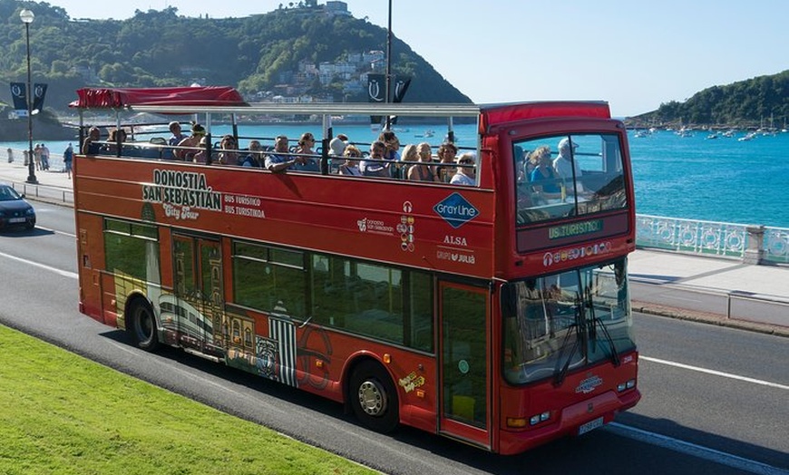 Image 10: Visita turística en autobús turístico por San Sebastián