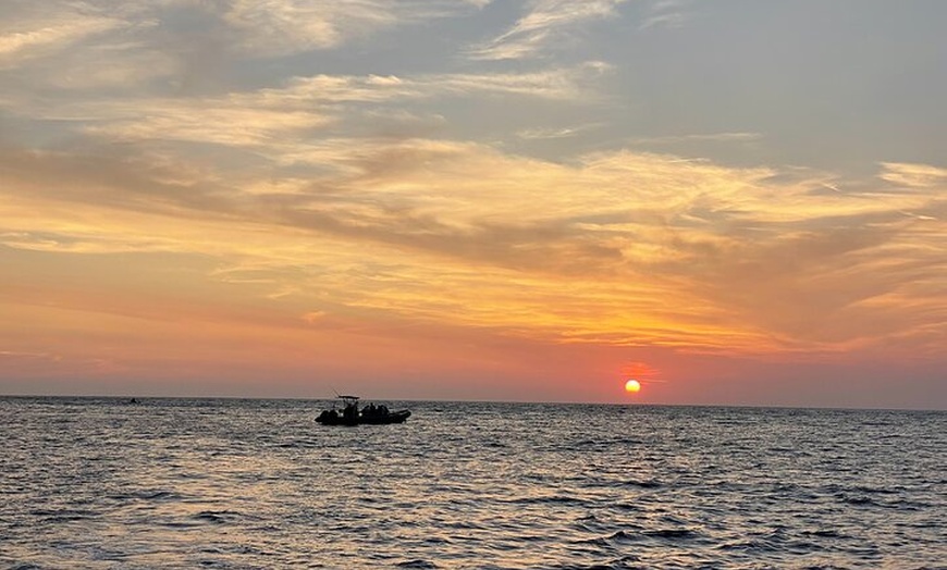 Image 1: Apéro Sunset en Mer Croisière Inoubliable au Coucher de Soleil