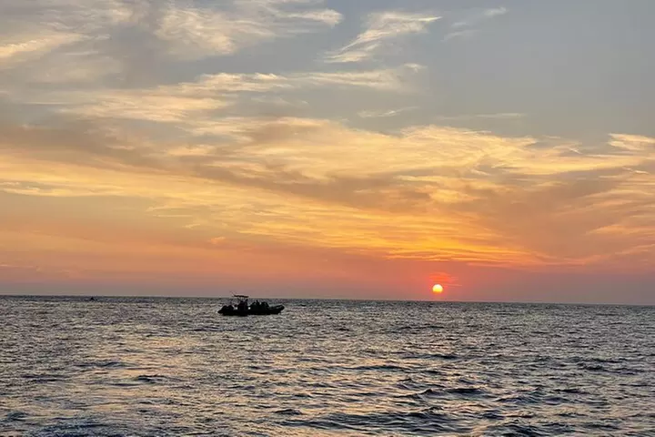Apéro Sunset en Mer Croisière Inoubliable au Coucher de Soleil