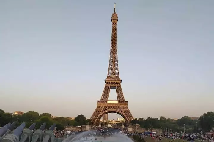Paris : Accès Tour Eiffel jusqu'au 2ème étage par ascenseur avec hôte - Primary Image