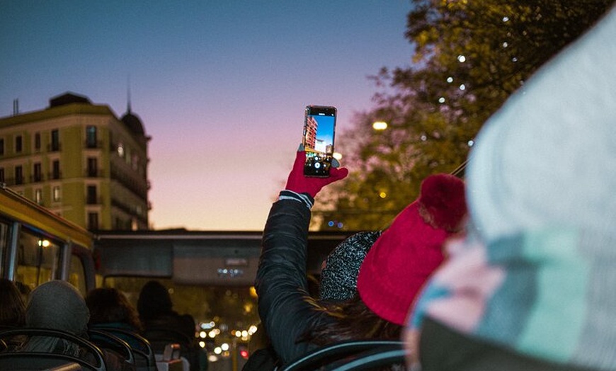 Image 6: Madrid: Visita guiada en vivo de las luces de Navidad de Navibus en...